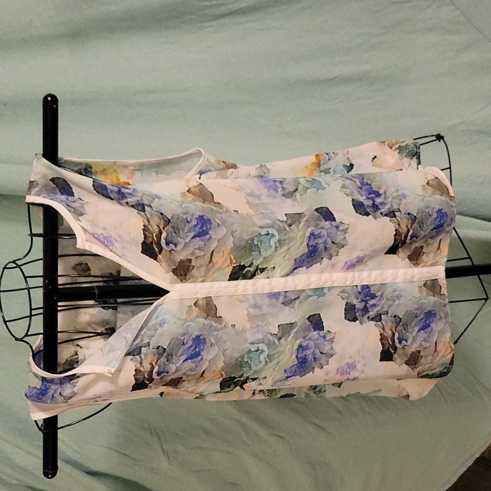 Beautiful floral tank sz med